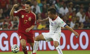 Koke lucha con el jugador chileno Vargas en un momento del partido del Mundial disputado en el estadio Maracaná