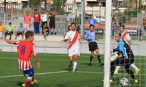 Villa marca uno de los dos goles que le hizo al Colmenar con el Atlético C