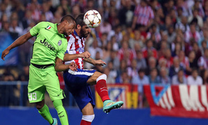 Temporada 14-15. Atlético-Juventus. Raúl García salta un balón de cabeza. Fotografías: Ángel Gutiérrez