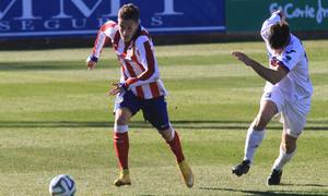 Borja Galán se va por velocidad de un rival en el partido contra el Leioa