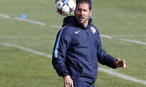 temporada 14/15. Entrenamiento en la ciudad deportiva de Majadahonda. Simeone controlando un balón durante el entrenamiento en la ciudad deportiva de Majadahonda