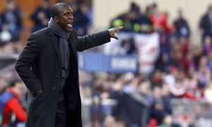 temporada 13/14. Partido Champions League. Atlético de Madrid-AC Milan. Seedorf dando órdenes en la banda