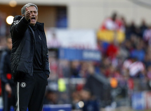 temporada 13/14. Partido Champions League. Atlético de Madrid-Chelsea. Mourinho dando órdenes