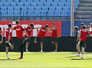 temporada 13/14. Entrenamiento en el estadio Vicente Calderón. Jugadores realizando ejercicios físicos