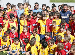 temporada 14/15 . Entrenamiento en la Ciudad deportiva de Majadahonda. Gabi Simeone y Raúl García saludando a los niños del campus