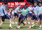 temporada 14/15 . Los Ángeles de San Rafael. Entrenamiento en el campo de futbol. Guilavogui robando un balón