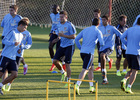 Los jugadores rojiblancos realizan un ejercicio físico en el inicio del entrenamiento