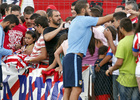 Mario Suárez y Arda Turan firman autógrafos a los aficionados congregados en el campo de fútbol de Los Ángeles de San Rafael