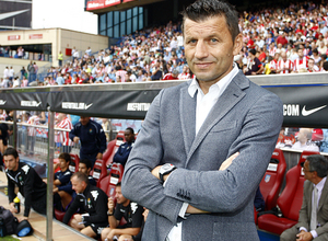 Liga 2012-13. Djukic, técnico del Valladolid, en el banquillo del Vicente Calderón