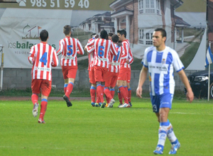 2ªB Temporada 2012-2013. El equipo celebra un gol ante el Avilés