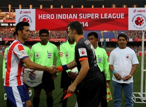 Del Piero y Luis García antes del Atlético de Kolkata Delhi Dynamo FC de la Superliga India 