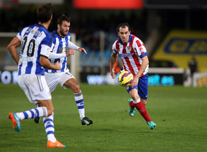 Temporada 14-15. Real Sociedad - Atlético de Madrid. Godín persigue un balón largo.