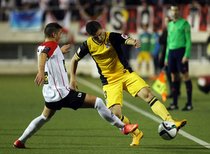 Temporada 14-15. Copa del Rey. L'Hospitalet - Atlético de Madrid. Siqueira intenta superar a su marcador.