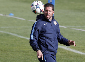 temporada 14/15. Entrenamiento en la ciudad deportiva de Majadahonda. Simeone controlando un balón durante el entrenamiento en la ciudad deportiva de Majadahonda