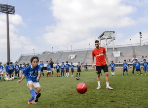 Carrasco observa a un niño disparar en el clínic de Saga