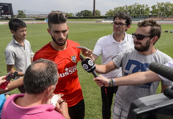 Carrasco atiende a los medios en el Saga Athletic Field