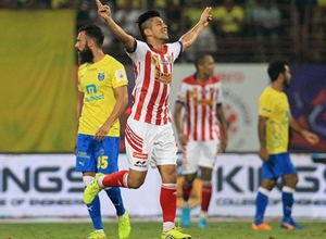 Arata Izumi celebra un gol con el Atlético de Kolkata