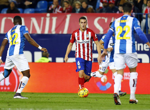 temporada 15/16. Partido Atlético Espanyol.  Koke luchando un balón durante el partido