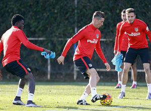 temporada 15/16. Entrenamiento en la ciudad deportiva de Majadahonda. Jugadores luchando un balón durante el entrenamiento