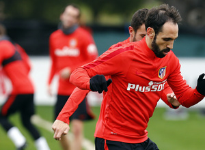 temporada 15/16. Entrenamiento en la ciudad deportiva de Majadahonda.  Juanfran realizando ejercicios físicos durante el entrenamiento