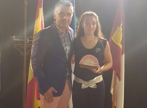 Sara Rubio (Femenino B) recibe un premio en su localidad