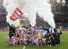 Temporada 12/13. Final Copa del Rey 2012-13. Real Madrid - Atlético de Madrid. La plantilla al completo posa con la Copa del Rey sobre el cesped del estadio Santiago Bernabéu