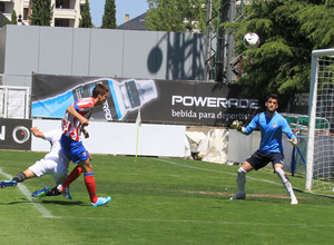 El defensa sevillista despeja una ocasión peligrosa