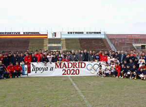 Temporada 12/13. Gira sudamericana. Visita al barrio Bajo Flores. Representación atlética posando con pancarta madrid 2020