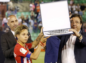 Temp. 17-18 | Final Copa de la Reina 2018 | FC Barcelona - Atlético de Madrid Femenino | Amanda recibe la placa de subcampeonas de Copa