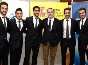 Temporada 12/13. Gira sudamericana. Visita a la embajada de España en Uruguay. Jugadores españoles de la primera plantilla posando con el embajador