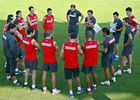 Temporada 13/14. Entrenamiento. Equipo entrenando en Majadahonda. Simeone dando instrucciones al grupo