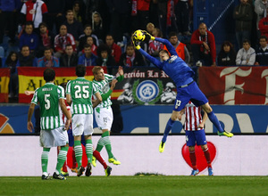 Temporada 13/14. Partido Atlético de Madrid-Betis. Courtois parando un balón