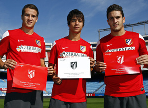 Koke, Óliver y Manquillo posan con las cartulinas para el tifo del Día de las Peñas 