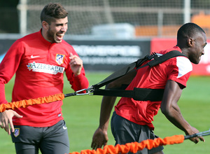 temporada 13/14. Entrenamiento en la Ciudad deportiva de Majadahonda. Guilavogui e Insúa durante el entrenamiento