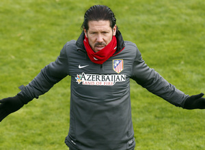 temporada 13/14. Entrenamiento en la Ciudad deportiva de Majadahonda. Simeone estirando