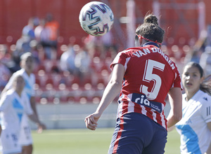 Van Dongen hizo el primer gol del partido con este cabezazo