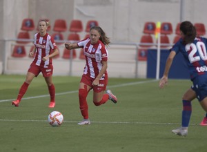 Banini se lleva el esférico en una jugada de ataque rojiblanco