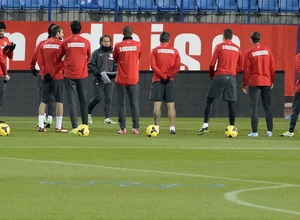 Temporada 13/14. Entrenamiento en el Estadio Vicente Calderón. La plantilla, atenta a las órdenes de Óscar Ortega.