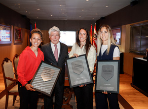 Temporada 21-22 | Atlético de Madrid - Sevilla | Homenaje capitanas | Amanda Sampedro, Silvia Meseguer, Laia Aleixandri con Enrique Cerezo