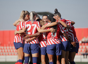 Las jugadoras rojiblancas celebran el primer gol ante el Madrid CFF