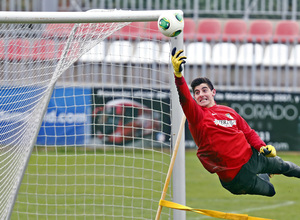 temporada 13/14. Entrenamiento en la Ciudad deportiva de Majadahonda. Courtois parando un balón durante el entrenamiento