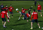 temporada 13/14. Entrenamiento en la Ciudad deportiva de Majadahonda. Rondo, Villa rematando un balón