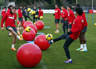 temporada 13/14. Entrenamiento en la Ciudad deportiva de Majadahonda. Jugadores realizando ejercicios con balón