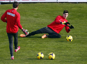 temporada 13/14. Entrenamiento en la Ciudad deportiva de Majadahonda. Courtois parando un balón durante el entrenamiento