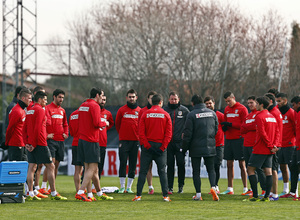 temporada 13/14. Entrenamiento en la Ciudad deportiva de Majadahonda. Simeone dando órdenes durante el entrenamiento