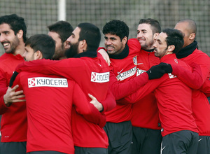 temporada 13/14. Entrenamiento en la Ciudad deportiva de Majadahonda. Jugadores haciendo grupos de cuatro