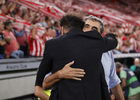 Saludo inicial de Diego Pablo Simeone con Ernesto Valverde