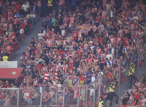 La afición rojiblanca festejó el gol de Correa y el triunfo en San Mamés