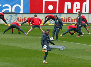 temporada 13/14. Equipo entrenando en el Calderón. Jugadores estirando