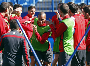 temporada 13/14. Entrenamiento en el estadio Vicente Calderón. Champions League. Pasillo a Miranda